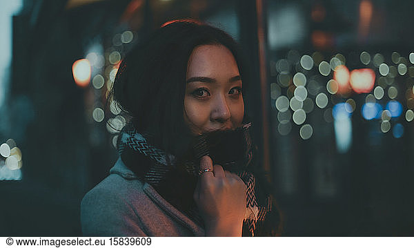 asiatische Frau auf der Straße