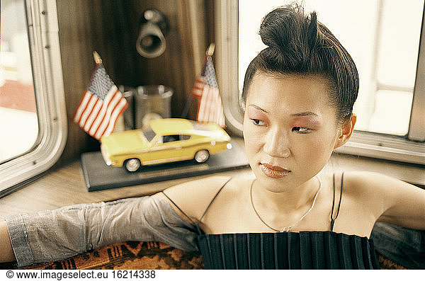 Asiatische Frau im Lieferwagen  Porträt