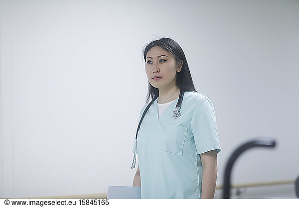 asiatische Krankenschwester in einem Krankenhaus