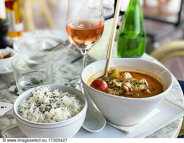 Asiatische Suppe in Kokos soße mit Garnelen und Fisch mit Reis  Port Andratx  Mallorca  Spanien  Europa