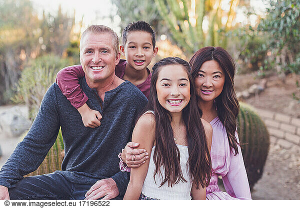 Asiatische und weiße Mischfamilie - Mutter  Vater  Sohn und Tochter.