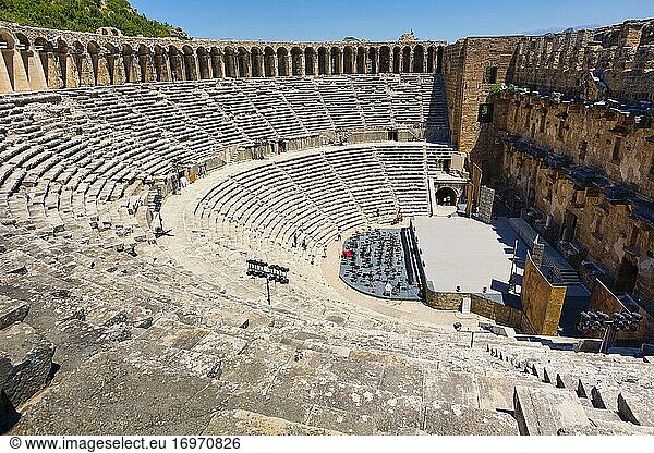 Aspendos  Provinz Antalaya  Türkei. Das römische Theater wurde um 160 n. Chr. von dem griechischen Architekten Zeno erbaut. Es bietet Platz für 12.000 Zuschauer und wird noch heute genutzt.