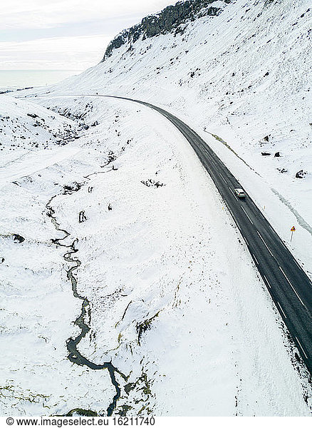 Asphaltstraße in schneebedeckten Bergen