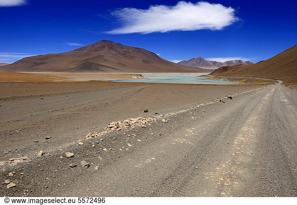 Atacama-Wüste mit Laguna Blanca mit Wolkenhimmel  Uyuni  Bolivien  Südamerika