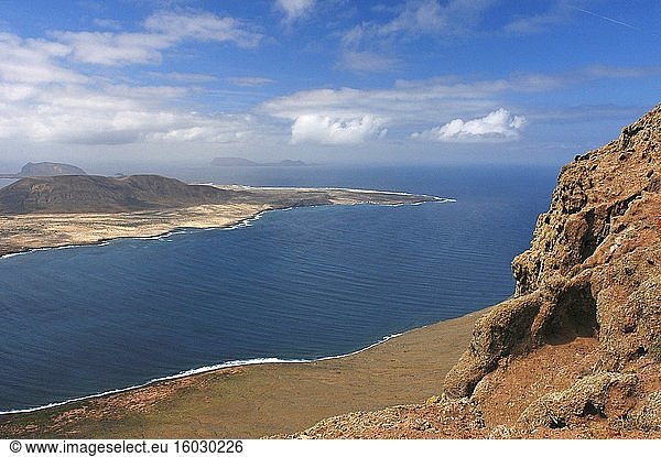 Atemberaubende Aussicht auf die Insel Graciosa vom Mirador del Rio  Lanzarote  Kanarische Inseln  Spanien  Lanzarote  Europa.