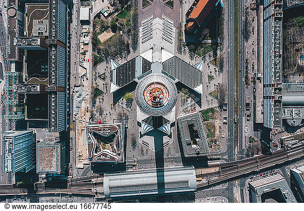 Atemberaubende Luftaufnahme des Berliner Fernsehturms am Alexanderplatz bei schönem Tageslicht