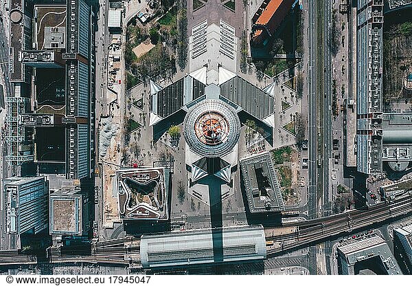 Atemberaubende Luftaufnahme des Berliner Fernsehturms am Alexanderplatz bei schönem Tageslicht HQ