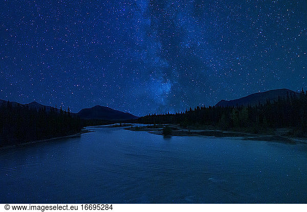 Atemberaubende Milchstraße Nacht Sterne über Mountain Wilderness River Pine Trees