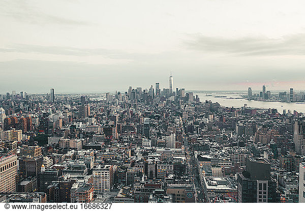Atemberaubende weite Aussicht auf Manhattan  New York City Skyline direkt nach Sonnenuntergang