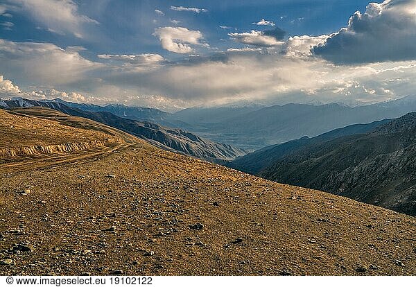 Atemberaubender Blick auf die afghanischen Berge im Sonnenlicht