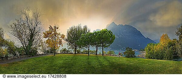 Atemberaubender Sonnenuntergang am Gardasee mit Wanderin  Riva del Garda  Gardasee Nord  Trento  Trentino-Alto Adige  Italien  Europa