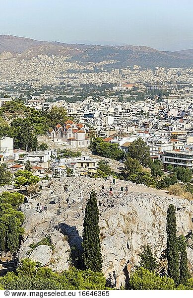 Athen  Attika  Griechenland. Der Areopag-Hügel und die griechisch-orthodoxe Kirche Agia Marina dahinter  von der Akropolis aus gesehen.
