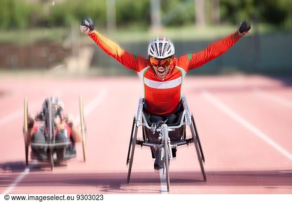 Athlet im Ziel im para-athletischen Wettkampf
