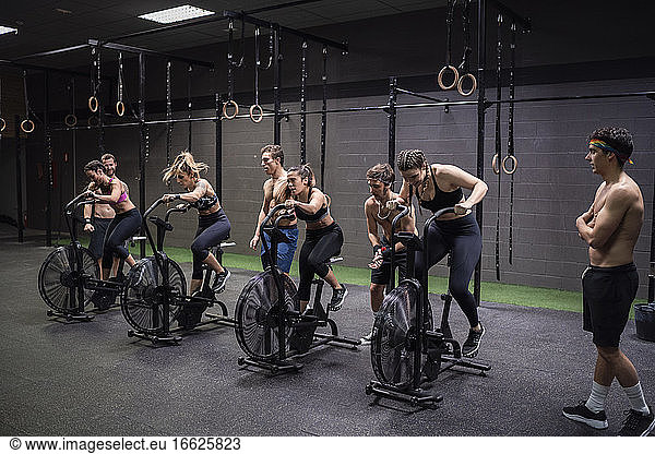 Athleten trainieren auf einem Fitnessrad im Fitnessstudio
