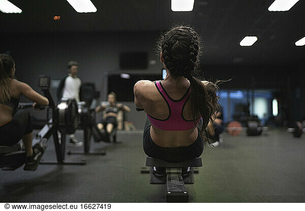 Athleten trainieren auf einer Hantelbank im Fitnessstudio