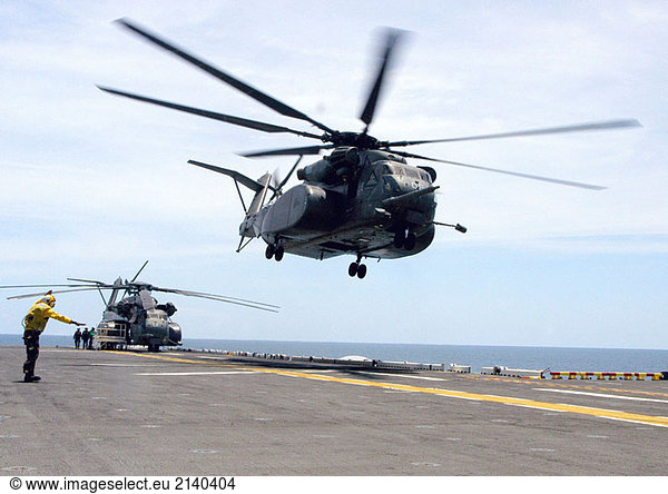 Atlantik (Sept. 6  2007) - startet einen Fetzenfisch MH-53E an Bord der Mehrzweck-Angriffsschiff USS Wasp (LHD-1) visuelle Inspektionen und dokumentieren die Ergebnisse nach Hurrikan Felix in Nicaragua...