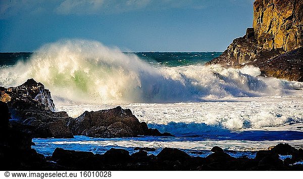 Atlantikwellen schlagen gegen den Strand von Dalbeg (Dhailbeag)  Isle of Lewis  Äußere Hebriden  Schottland.