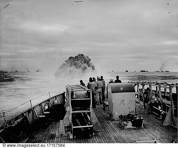 ATLANTISCHER OZEAN An Bord der USCGC Spencer -- 17. April 1943 -- Die Schlacht im Atlantik.US-Küstenwächter auf dem Deck des US-Küstenwachtkutters SPENCER beobachten die Explosion einer Wasserbombe  die die Hoffnung eines Nazi-U-Boots zerstörte  in die Mitte eines großen Konvois einzubrechen. ' Sinking of U-Boat U-175 -- Picture by Jack January / Lightroom Photos / US Navy *Best quality available.