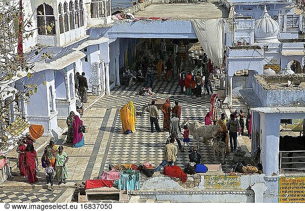 Atmosphäre auf den Ghats von Pushkar mit diesen Pilgern  Rajasthan Indien.