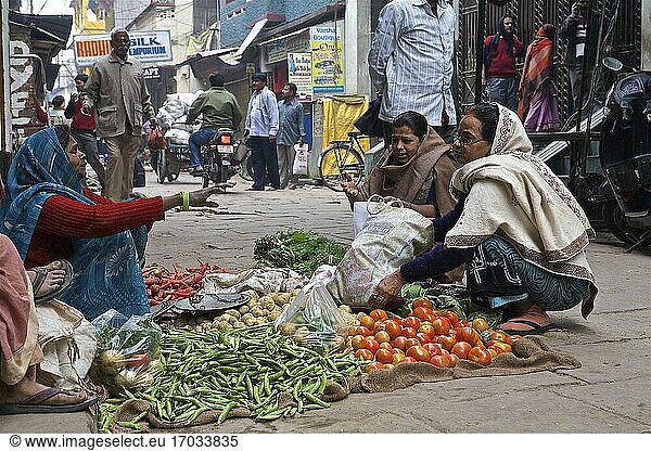 Atmosphäre bei kleinen Straßenhändlern  B?nares  Indien.