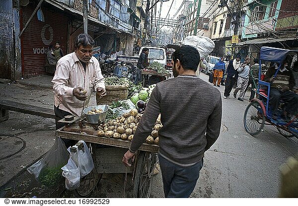 Atmosphäre in den Straßen des alten Delhi mit seinen kleinen Gemüseständen  Delhi  Indien.