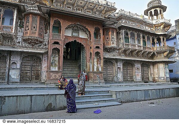 Atmosphäre und Architektur vor dem Gyan Gopalji Mandir  Pushkar-Tempel  Rajasthan Indien.