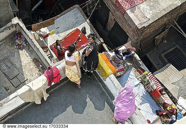 Atmosphäre und soziales Leben auf den typischen Terrassen von Wohnhäusern in B?nares  Indien.