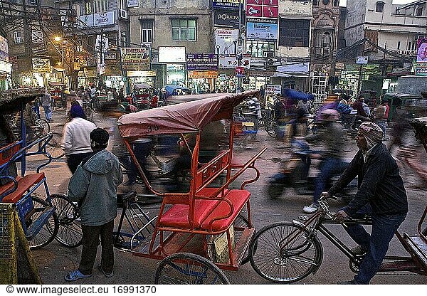 Atmosphäre und starker Verkehr in den Straßen von Alt-Delhi am Ende des Tages  Delhi  Indien.