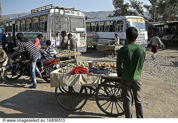 Atmosphäre und Stimmung am Busbahnhof Pushkar mit seinem Verkehr und den Straßenhändlern  Rajasthan  Indien.