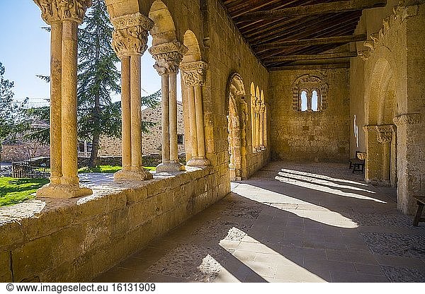Atrium der romanischen Kirche. Sotosalbos  Provinz Segovia  Kastilien-León  Spanien.