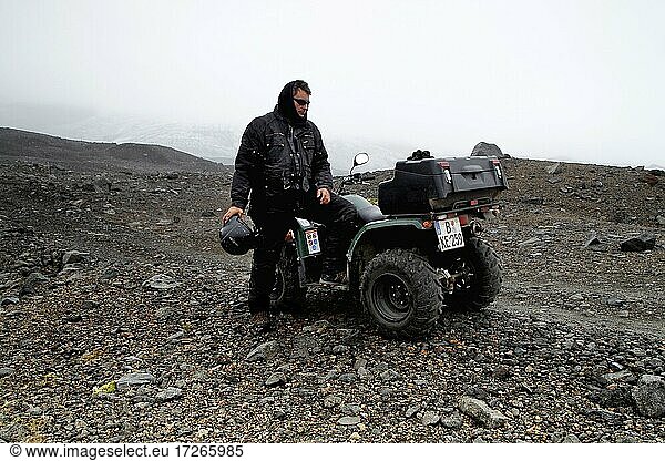 ATV-Fahrer Biker Quad Yamaha Grizzly Lavawüste Krepputunga Öskjuleið Kverkfjöll Vatnajökull Gletscher Hochland Zentralisland Island Europa