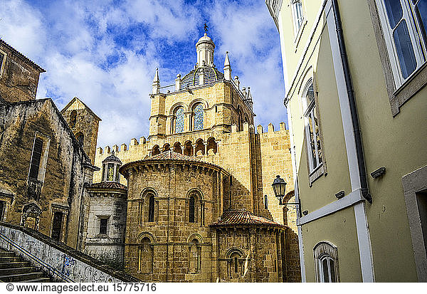 Außenansicht der alten romanischen Kathedrale  Coimbra  Portugal.