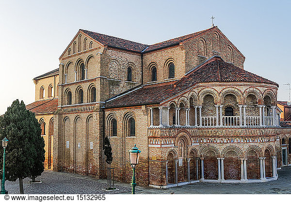 Außenansicht der Basilika Santa Maria e San Donato (Basilica dei Santi Maria e Donato) aus dem 7. Jahrhundert  Murano  Venedig  UNESCO-Weltkulturerbe  Venetien  Italien  Europa