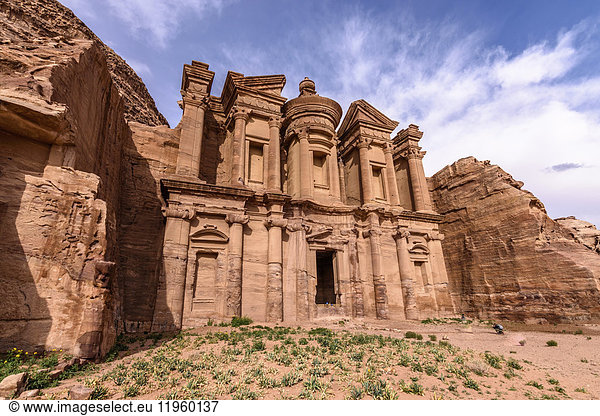 Außenansicht der Felsarchitektur von El Deir oder des Klosters in Petra  Jordanien.