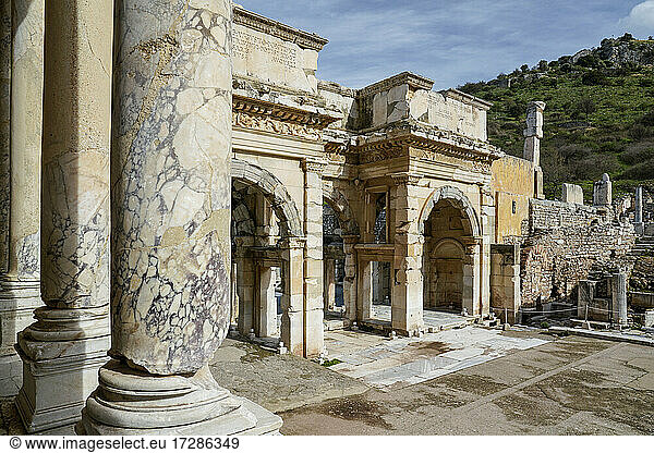 Außenansicht der historischen Gebäude in Ephesus  Türkei