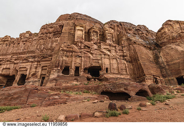 Außenansicht der in den Fels gehauenen Architektur in Petra Jordanien.
