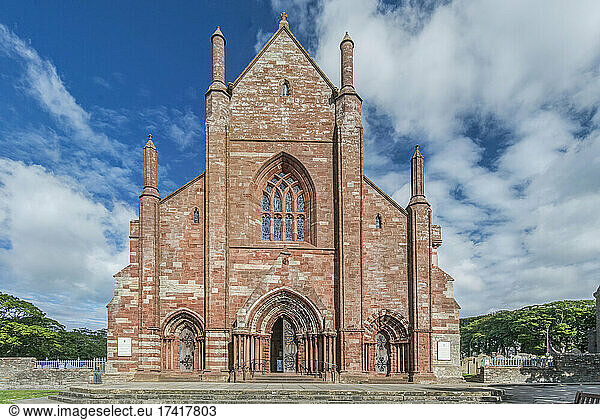 Außenansicht der St.-Magnus-Kathedrale  einer kunstvoll verzierten Kirche aus rotem Sandstein.