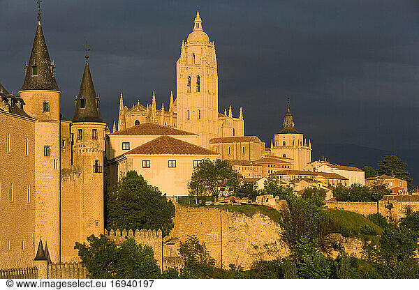 Außenansicht des Alc?zar von Segovia  einer mittelalterlichen Burg in der Stadt Segovia  Kastilien und Leon  Spanien.