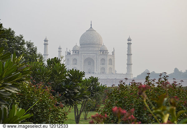 Außenansicht des Taj Mahal-Palastes und des Mausoleums  ein UNESCO-Weltkulturerbe