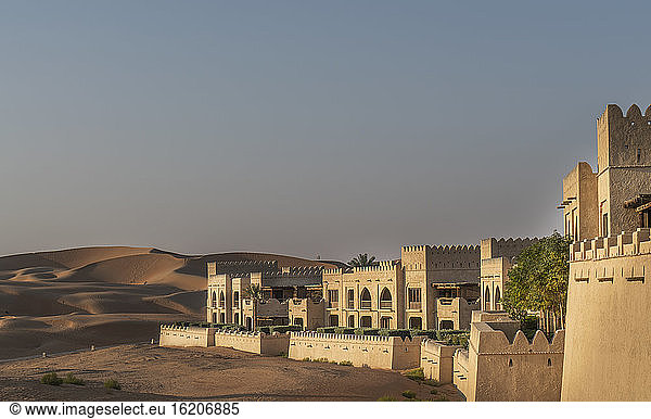Außenansicht des Wüstenresorts Qsar Al Sarab  Empty Quarter Desert  Abu Dhabi  Vereinigte Arabische Emirate