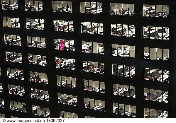 Außenansicht eines beleuchteten Bürogebäudes