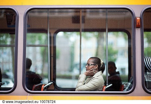 Außenaufnahme sitzend Frau Fenster Reise Pendler Omnibus Mittelpunkt Niederlande Erwachsener Rotterdam