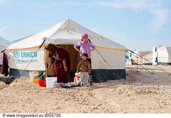 Außenaufnahme  waschen  camping  Zelt  Essgeschirr  primitiv  Flüchtling