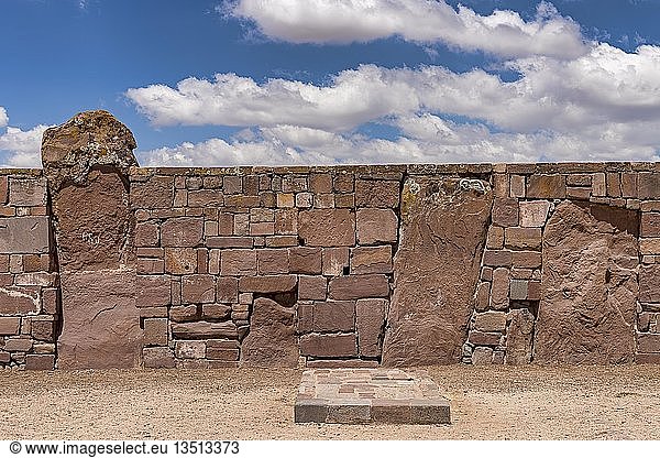 Außenmauer des Kalasasaya-Tempels (Ort der stehenden Steine) mit Monolithen aus der Prä-Inka-Zeit Tihuanaku Tiawanacu Tiahuanaco La Paz Bolivien Südamerika