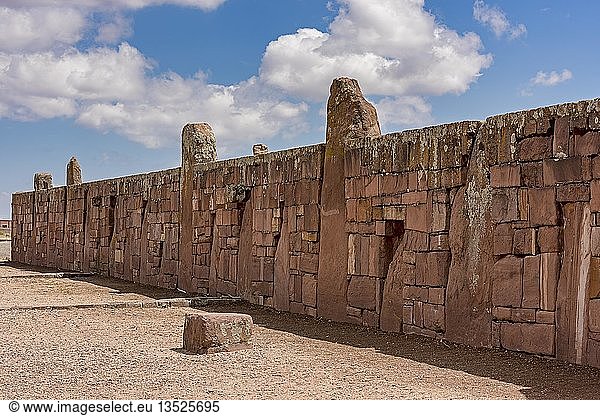 Außenmauer des Kalasasaya-Tempels (Platz der stehenden Steine) aus der Prä-Inka-Zeit  Tihuanaku  Tiawanacu  Tiahuanaco  UNESCO-Weltkulturerbe  Provinz Ingavi  La Paz  Bolivien  Südamerika