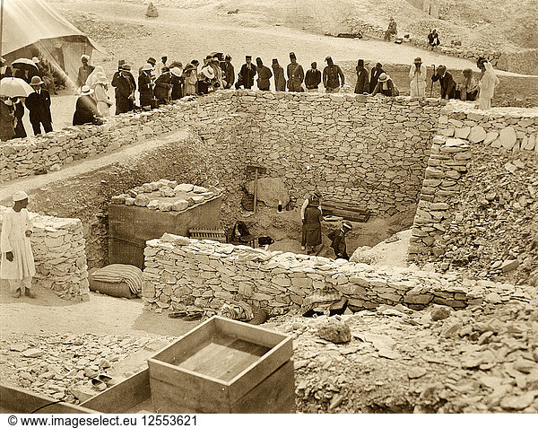 Außerhalb des Grabes von Tutanchamun  Tal der Könige  Ägypten  1922. Künstler: Harry Burton