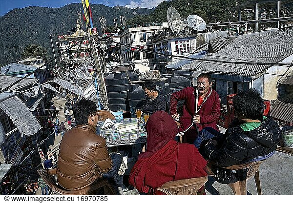 Auf der Terrasse eines Restaurants  tibetische Zivilisten und Mönche  Mac-L?od-Ganj  HP  Indien.