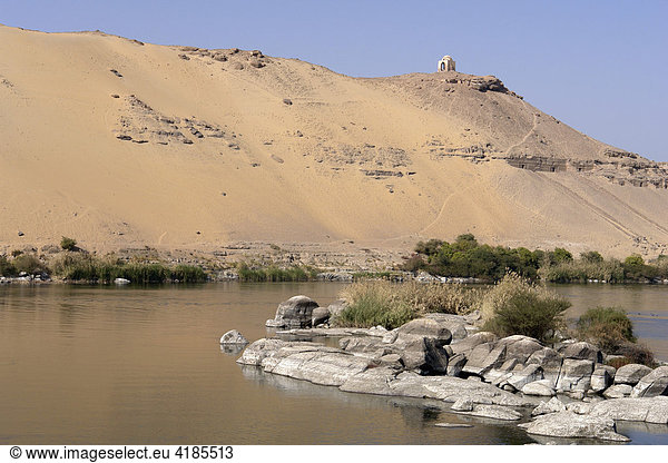 Auf einem Huegel am Nil befinden sich Graeber pharaonischer Stellvertreter und Würdenträger  Assuan  Aswan  Ägypten