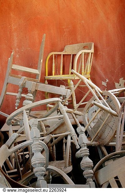 Auf einen Haufen von Stühlen sitzt einen gelben Stuhl im Hinterzimmer von der Bodie Leichenhalle  CA  USA