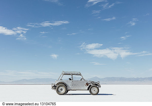Auf Salt Flats geparkter 4x4-Oldtimer-Jeep